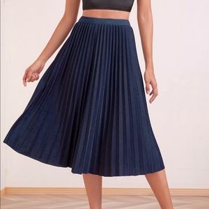 Pleated navy skirt